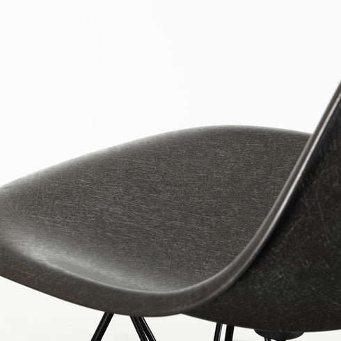 Cadeira Eames DSR em Fibra de Vidro / Base Preta
